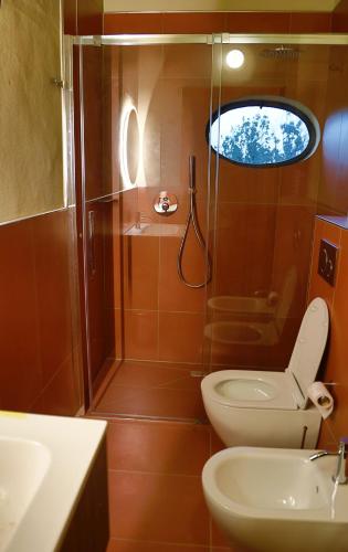 a bathroom with a shower and a toilet and a sink at Agriturismo Cascina Cipressa in San Romano