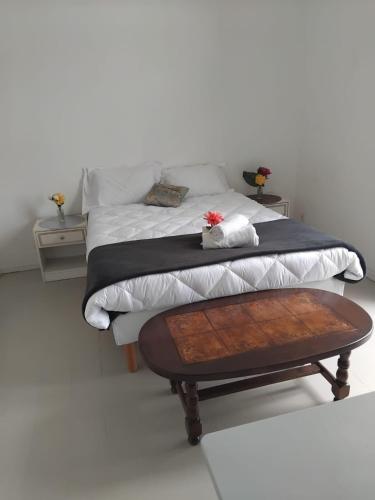 une chambre blanche avec un lit et une table dans l'établissement Votre Havre de Paix à Perpignan1, à Perpignan