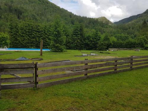 a wooden fence in front of a field with trees at Ferienwohnungen Taverne in Langau