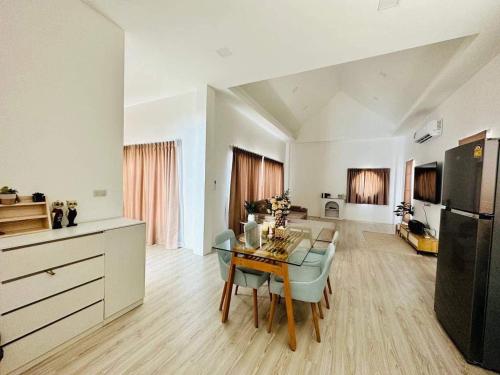 Μια τηλεόραση ή/και κέντρο ψυχαγωγίας στο First Pool Villa