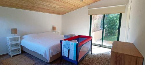 una camera da letto con un letto e una grande finestra di Casa da Mata a Praia de Mira