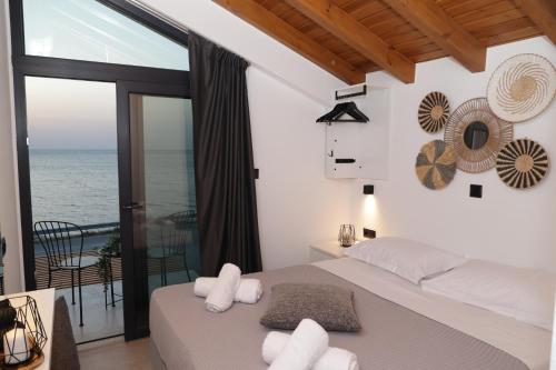 Postel nebo postele na pokoji v ubytování Saos Terra Suites