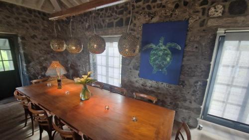 a dining room with a wooden table and chairs at Solar dos limas in Criação Velha