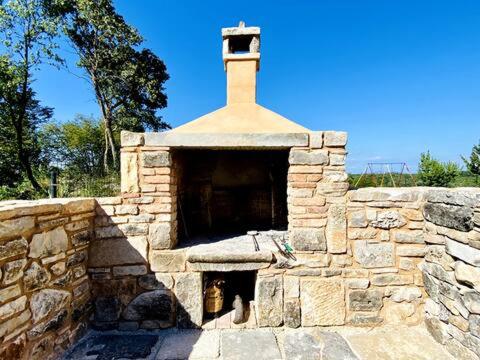 Gambar di galeri bagi Authentic stone house Miro di Rajki