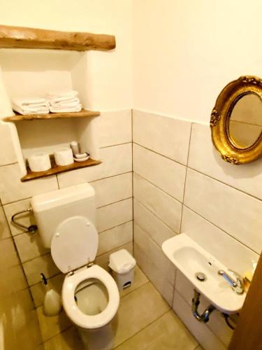 Bilik mandi di Authentic stone house Miro