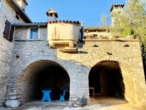 Gambar di galeri bagi Authentic stone house Miro di Rajki