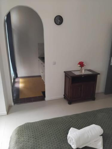 une chambre avec un lit, une commode et un miroir dans l'établissement Studio Urbain Cosy-Touche Rétro 1, à Perpignan