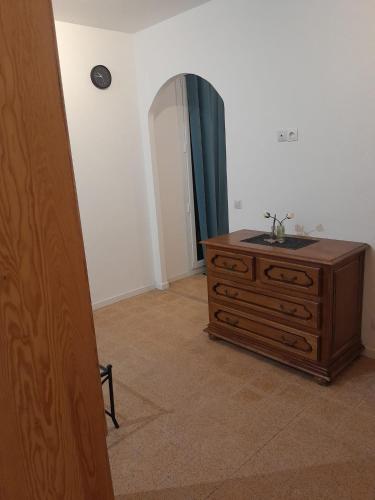 Cette chambre comprend une commode et un miroir. dans l'établissement Studio Urbain Cosy-Touche Rétro 1, à Perpignan