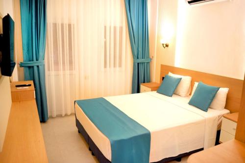 Llit o llits en una habitació de Regal Hotel