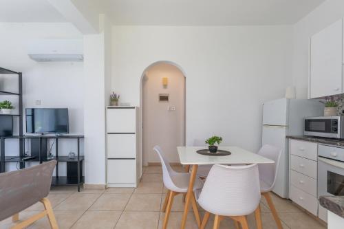Beautiful one bed apartment in Paphosにあるキッチンまたは簡易キッチン