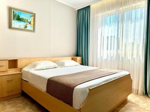 une chambre avec un lit et une grande fenêtre dans l'établissement Seaside Beach Apartments - by EKA Luxury Apartments, à Durrës