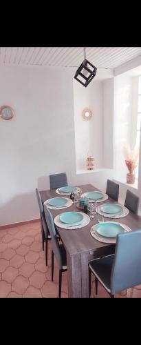 une salle à manger avec une longue table et des chaises dans l'établissement Maison, à Vias