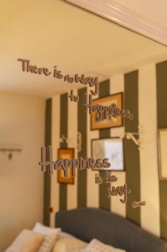 a mirror with the words there is no way to happiness happiness is the way at Villa Silvio in Civitanova Alta
