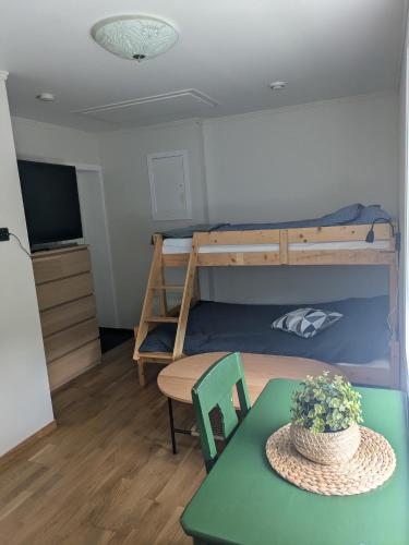 a small room with a bunk bed and a table at Leilighet sentralt i Stryn in Stryn