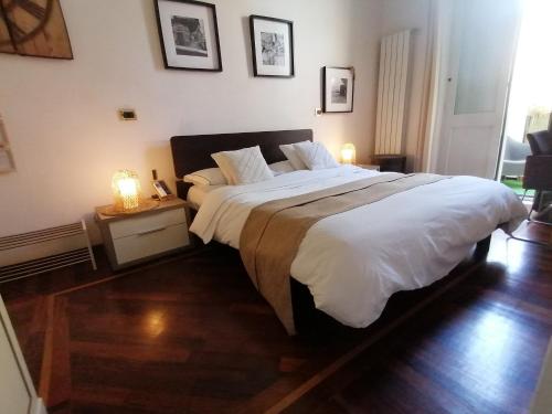 A bed or beds in a room at queen 24