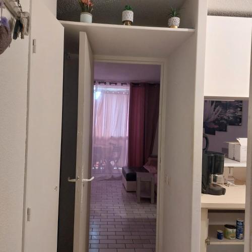 une porte ouverte menant à une chambre avec un salon dans l'établissement T2 residence alhambra avec piscine a 800 m plage richelieu et 300m ile des loisirs, au Cap d'Agde