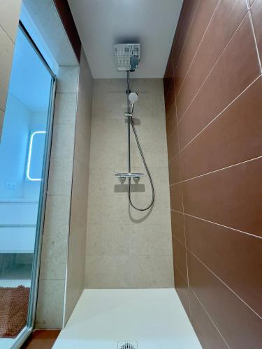 une douche dans une salle de bain avec une porte vitrée dans l'établissement T3 avec jardin - mer, soleil et tout à pied, à Cavalaire-sur-Mer