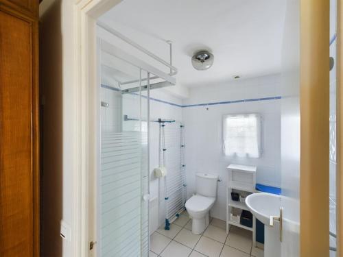 une salle de bain avec toilettes et lavabo dans l'établissement -ROZ MEIN GLAZ- Annexe pleine vue mer, à Trégunc