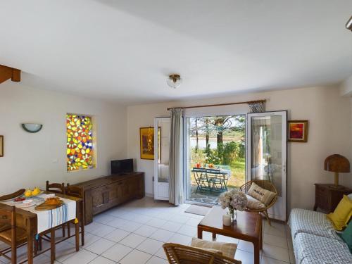 un salon avec un canapé et une table dans l'établissement -ROZ MEIN GLAZ- Annexe pleine vue mer, à Trégunc