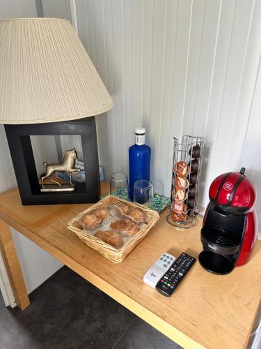 une table avec une boîte de pain et une lampe dessus dans l'établissement Bungalow GOLOSINA, à Torrelaguna