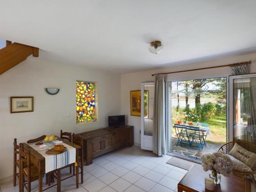 un salon avec une table et une salle à manger dans l'établissement -ROZ MEIN GLAZ- Annexe pleine vue mer, à Trégunc