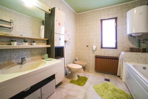 Ένα μπάνιο στο Apartment Mande
