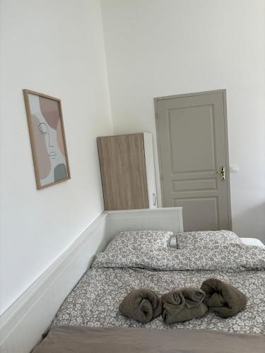 une chambre avec deux lits avec des serviettes dessus dans l'établissement Un Havre de Paix à Poitiers, à Poitiers