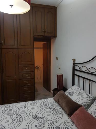 a bedroom with a bed and a dresser and a closet at HoneyHouse in Kádhion
