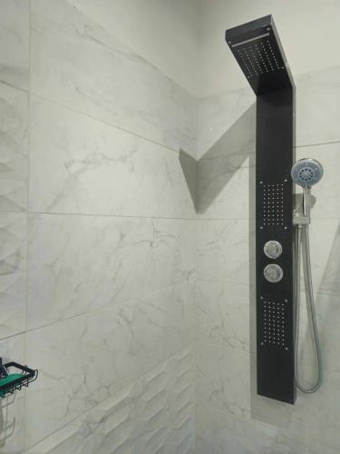 La salle de bains est pourvue d'une douche avec un pommeau de douche noir. dans l'établissement AV de Bordeaux, à Narbonne