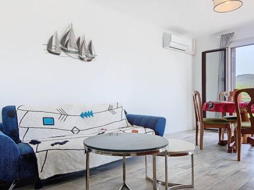 un salon avec un canapé et une table dans l'établissement Élégant T3 Climatisé à Saint-Cyr-sur-Mer, Proche Plage des Lecques, Terrasse et Parking - FR-1-770-10, à Saint-Cyr-sur-Mer