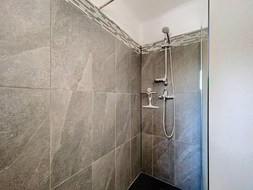 une salle de bain avec une douche avec pommeau de douche dans l'établissement Élégant T3 Climatisé à Saint-Cyr-sur-Mer, Proche Plage des Lecques, Terrasse et Parking - FR-1-770-10, à Saint-Cyr-sur-Mer