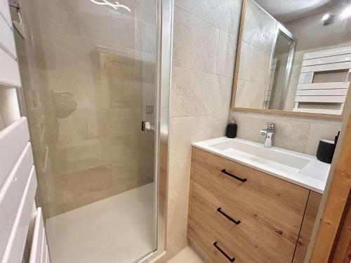 une salle de bain avec douche et lavabo dans l'établissement Charmant studio avec balcon exposé sud, casier à skis et parking, proche des pistes à Demi-Quartier - FR-1-597-175, à Demi-Quartier