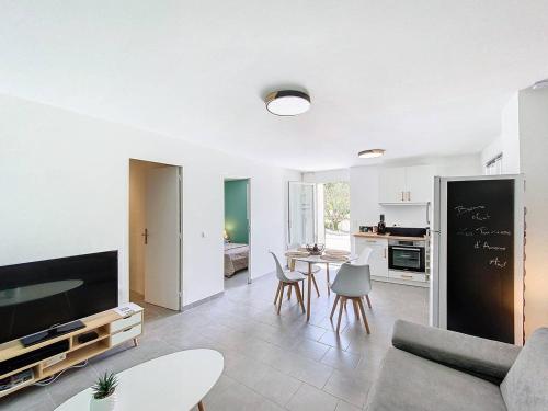 un salon avec un canapé et une table dans l'établissement Havre de paix entre nature et mer, T2 refait à neuf, climatisé, idéal pour 4! - FR-1-770-18, à Saint-Cyr-sur-Mer