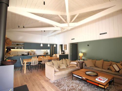 Photo de la galerie de l'établissement Villa rénovée avec piscine chauffée, proche plage, idéale famille et amis - FR-1-736-36, à Lège-Cap-Ferret