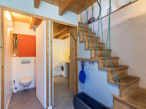 - une salle de bains avec un escalier dans une maison dans l'établissement Charmante maison de village à Luz-Saint-Sauveur, 4 pers., proche pistes, poêle à bois, parking. - FR-1-402-141, à Luz-Saint-Sauveur