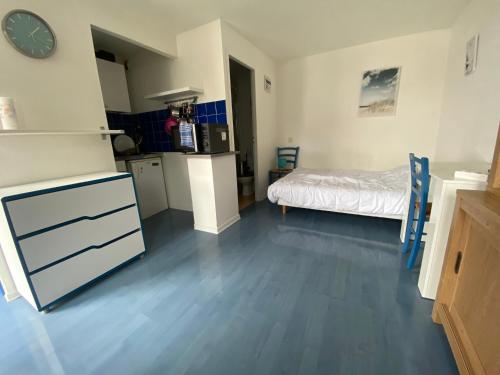 Cette chambre comprend une cuisine et un lit. dans l'établissement Studio 200m à pied de la mer, à La Rochelle
