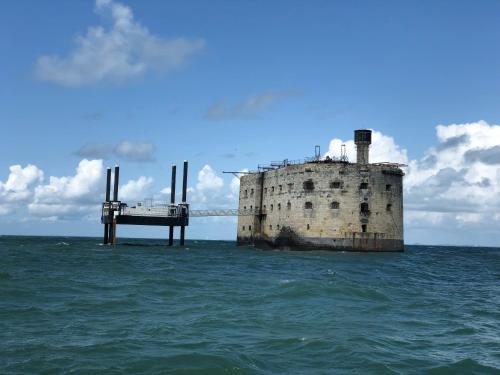 un bâtiment au milieu de l'océan dans l'établissement Studio 200m à pied de la mer, à La Rochelle