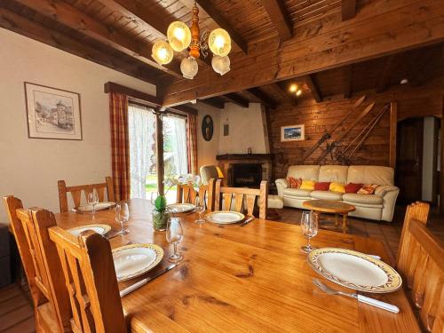 - une salle à manger avec une table en bois, des chaises et un canapé dans l'établissement Chalet familial avec jardin privé, proximité télécabine, piscine et lac, animaux acceptés - FR-1-624-67, à Samoëns