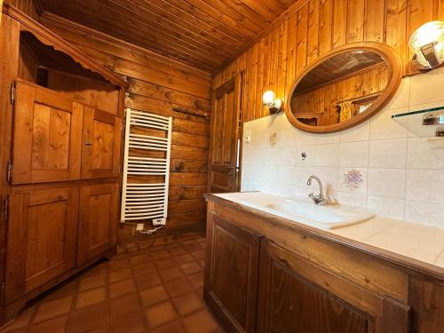 une salle de bain avec un lavabo et un miroir dans l'établissement Chalet familial avec jardin privé, proximité télécabine, piscine et lac, animaux acceptés - FR-1-624-67, à Samoëns