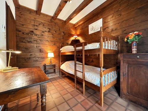- une chambre avec 2 lits superposés dans une cabine dans l'établissement Chalet familial avec jardin privé, proximité télécabine, piscine et lac, animaux acceptés - FR-1-624-67, à Samoëns