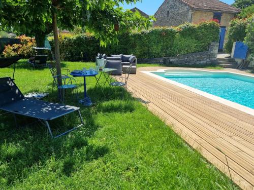 Bazén v ubytování Au fil de soi nebo v jeho okolí