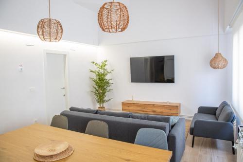 ein Wohnzimmer mit zwei blauen Sofas und einem Tisch in der Unterkunft El Canónigo Bardenas in Tudela