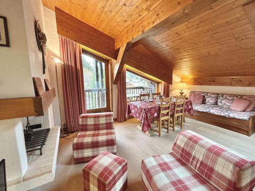 - un salon avec une table et des chaises dans une cabine dans l'établissement Appartement cosy 2P+cabine, 6 couchages, proche télécabine Jaillet et centre, balcon Sud, garage privé - FR-1-597-176, à Megève