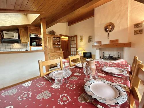 une table de salle à manger avec des assiettes et des verres dessus dans l'établissement Appartement cosy 2P+cabine, 6 couchages, proche télécabine Jaillet et centre, balcon Sud, garage privé - FR-1-597-176, à Megève