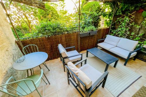 Terrasse ombragée avec vue, Quartier des Artistes