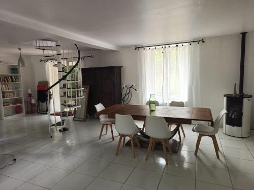 une salle à manger avec une table et des chaises en bois dans l'établissement La maison champenoise, à Neuvy