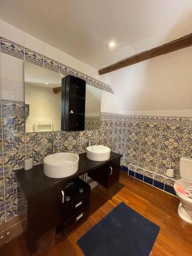 une salle de bain avec deux lavabos et un miroir dans l'établissement La maison champenoise, à Neuvy