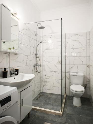 a bathroom with a toilet and a sink and a shower at Eveniki house in Pelekas