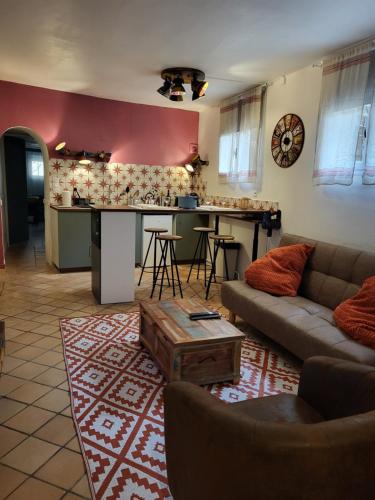 2 pièces Avignon intramuros Place Pie