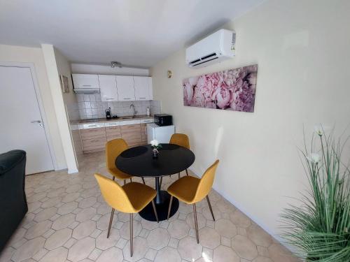 Cucina o angolo cottura di Bük City Apartments - Bük - Bükfurdő